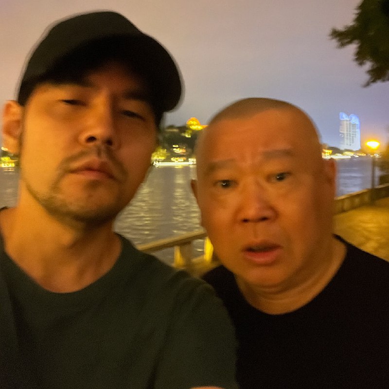 请画一张极其平凡无奇的iPhone 自拍照，没有明确的主体或构图感，就像是随手一拍的快照