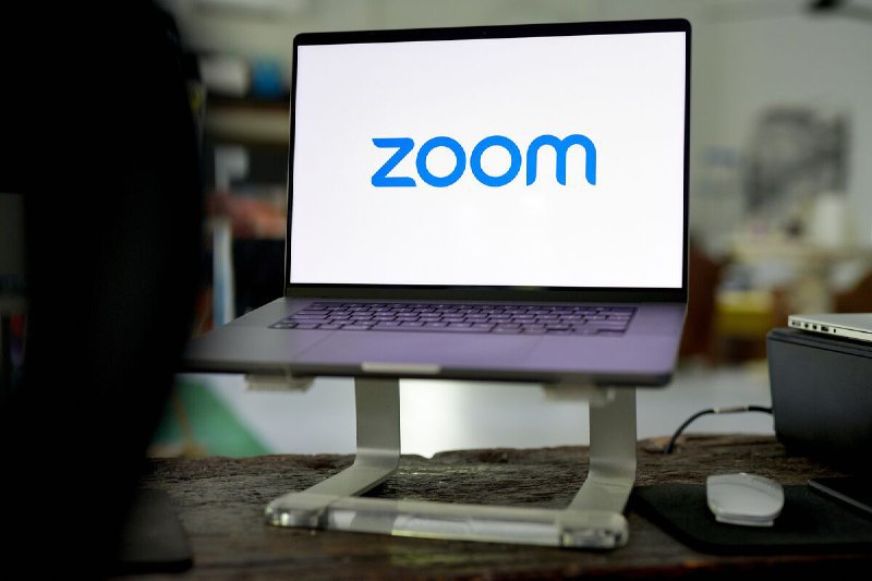 📈 Zoom 报告强劲销售增长，产品扩展助力Zoom 视频通讯公司预计下一季度销售额将在 11.6 亿至 11.7 亿美元之间，超出分析师预期