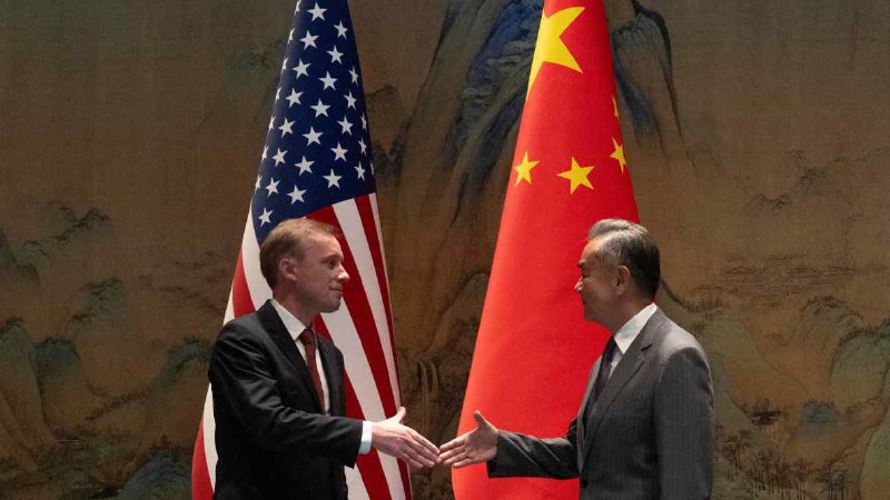 🌏 美国和中国在沙利文-王毅会谈中寻求稳定2024年8月27日，美国国家安全顾问杰克·沙利文在北京附近的雁栖湖与中国外交部长王毅会面，讨论两国之间不断升级的紧张局势