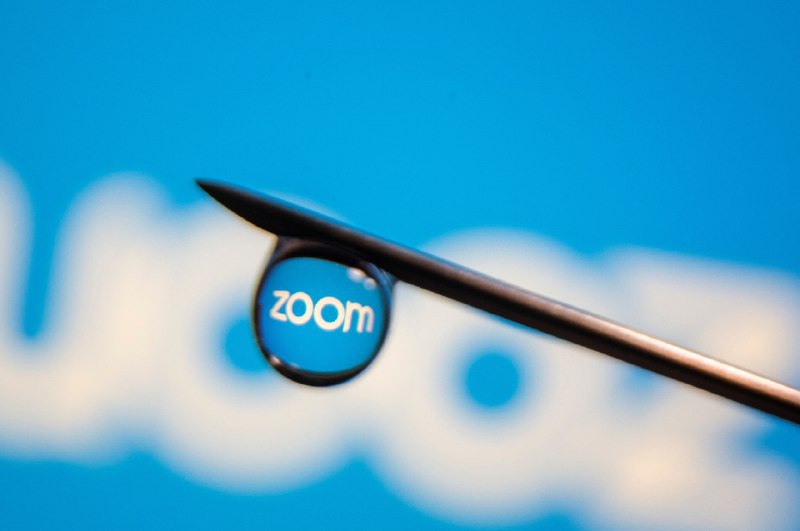 📈 Zoom 凭借 AI 整合提升营收预期Zoom 视频通讯公司已将其 2025 财年的年度营收预期从之前的 46.1 亿至 46.2 亿美元上调至 46.3 亿至 46.4 亿美元，反映出其 AI 驱动的协作工具在混合办公环境中的强劲需求