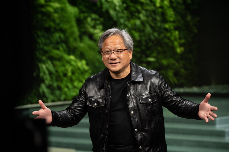 黄仁勋再谈中美AI竞争: 左手助力美国 右手力推中国同时，他提出建议，出口限制本应强化美国平台优势，然而现实却是可能将全球一半的AI人才推向竞争对手阵营