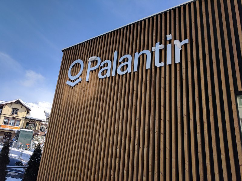 人工智能推动了强劲的收益和指引 Palantir飙升24%创下历史新高这家总部位于丹佛的软件公司公布的调整后每股收益为14美分，收入为8.28亿美元