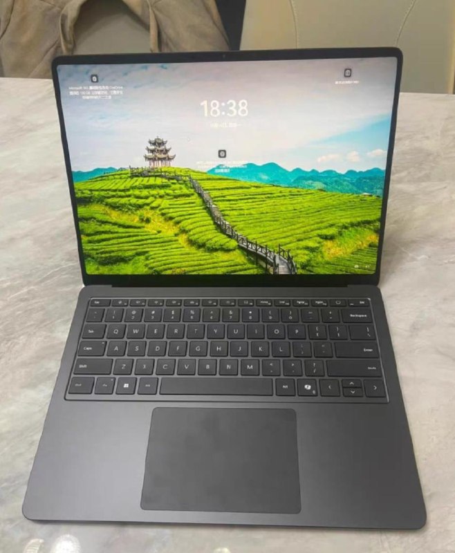 微软Surface Laptop原型机曝光：搭载Intel Lunar Lake芯片微软一款未发布的Surface Laptop原型机意外在中国咸鱼app上曝光（已被删除）