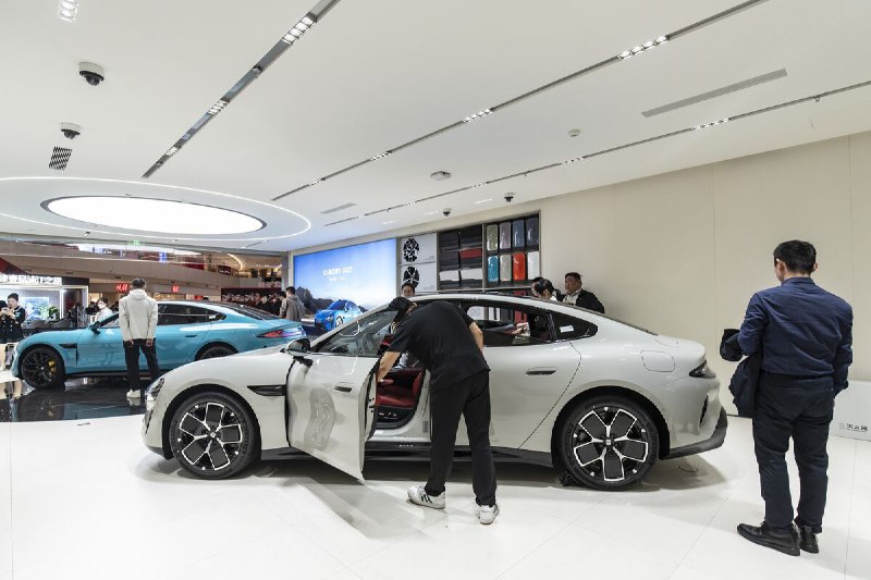 🚗 中国汽车制造商在欧盟关税威胁下蓬勃发展中国电动汽车 (EV) 制造商，包括小鹏汽车、吉利汽车控股有限公司和小米公司，预计将在竞争加剧和欧盟对中国制造的电动汽车征收高达 48% 的关税的情况下，实现汽车销量增长