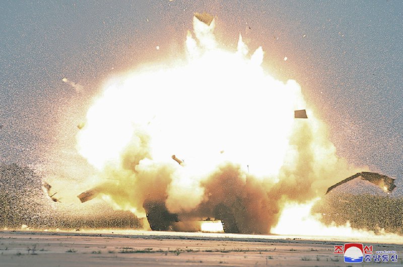 🛩️金正恩推动朝鲜自杀式无人机的增强发展据国家媒体2024年8月26日报道，朝鲜领导人金正恩呼吁加速开发和生产自杀式无人机，以提高军事准备