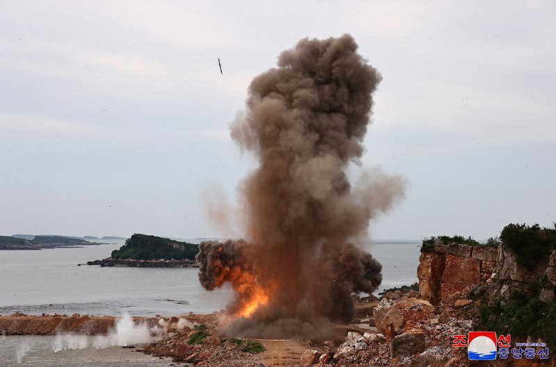 🚀 金正恩视察朝鲜升级版火箭发射器成功试射2024年8月28日，朝鲜领导人金正恩监督了升级版240毫米火箭发射系统的试射，该系统展示了增强的机动性和打击集中能力