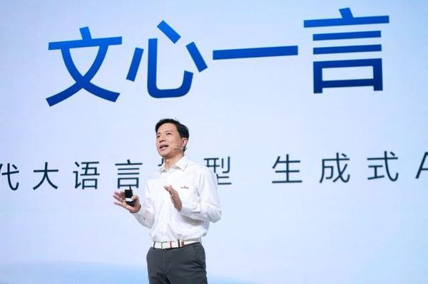 消息称苹果仍在与百度合作 在中国开发AI技术用于iPhone具体来说，两位知情人士表示，百度一直在开发一款能够处理图像和文本的人工智能搜索功能，以及对 Siri 语音助手中文版的升级
