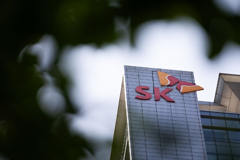 🇰🇷 SK 集团启动 1.4 亿美元基金，支持韩国芯片企业进军中国SK 集团已启动一项新基金，旨在帮助韩国半导体公司在中国设立业务，尽管美国不断施压盟友，要求其在与北京的技术关系方面采取措施
