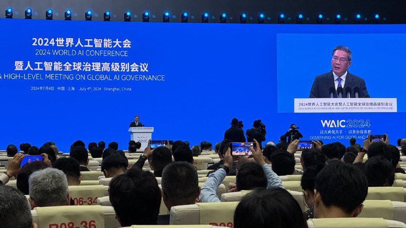 🤖 中国在上海论坛推动人工智能主导地位中国在上海举行的世界人工智能大会上展示了其人工智能实力，李强总理强调了全球合作以确保人工智能安全和可靠的重要性