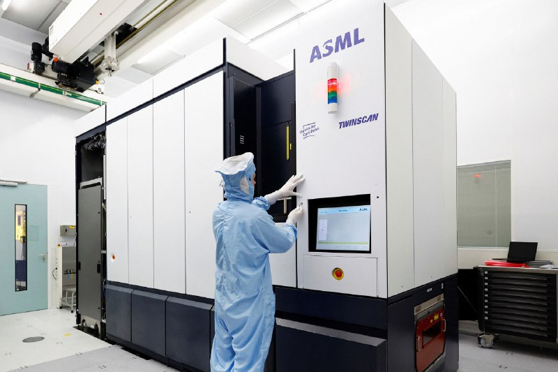 📈 ASML 股价因对台积电的乐观情绪创历史新高全球最大的芯片制造设备供应商 ASML 的股价在周一首次短暂突破了 1000 欧元大关，这得益于其主要客户台积电的积极研究报告