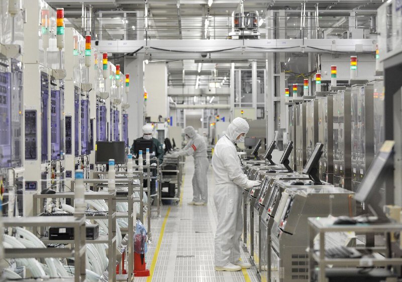 🤖 美国寻求收紧对中国人工智能芯片发展的限制美国正在推动日本和荷兰进一步限制中国获得先进半导体技术，特别是对人工智能开发至关重要的高带宽内存 (HBM) 芯片