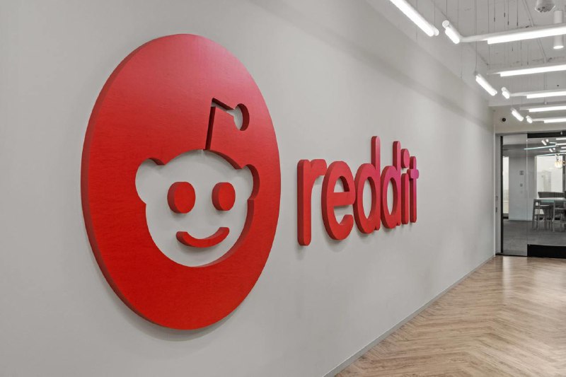 Reddit CEO透露AI搜索功能和付费子版块Reddit首席执行官史蒂夫·霍夫曼在财报电话会议中宣布，公司计划在今年晚些时候测试由人工智能驱动的新搜索结果页面，以改善用户体验并探索新的收入来源