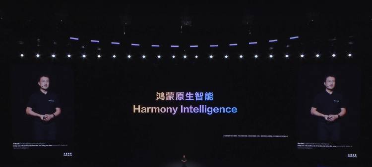 华为 Harmony Intelligence，首次将 AI 能力融入系统 HarmonyOS NEXT 首次将 AI 能力融入系统，带来 AIGC 图像生成功能（如手绘线稿、填色、涂鸦、照片扩图）和业界首创的 AI 声音修复功能，功能将于年底上线