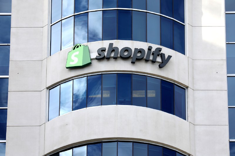🤖 Shopify扩大AI工具使用范围 以吸引更多企业为了应对收入增长放缓，Shopify 正在扩大其 AI 工具的使用范围