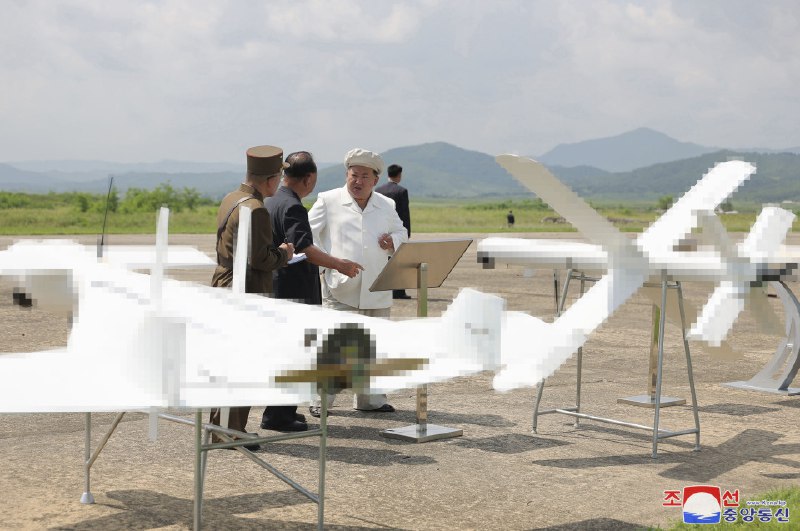 🛩️金正恩推动朝鲜自杀式无人机的增强发展据国家媒体2024年8月26日报道，朝鲜领导人金正恩呼吁加速开发和生产自杀式无人机，以提高军事准备