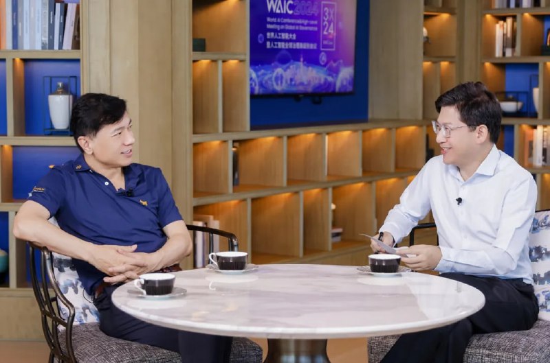 李彦宏：开源模型是智商税，闭源模型更强大、推理成本更低李彦宏认为，开源是一种智商税，闭源模型如 ChatGPT 和文心一言更强大且推理成本更低，因此应选择闭源模型