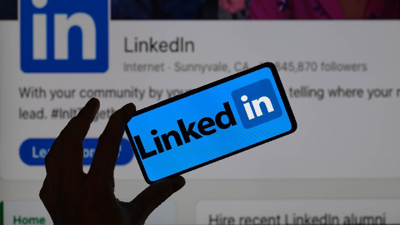 🤖 LinkedIn 的 AI 助力求职，提供简历和求职信帮助LinkedIn 正在推出新的 AI 工具，帮助用户撰写求职信并优化简历