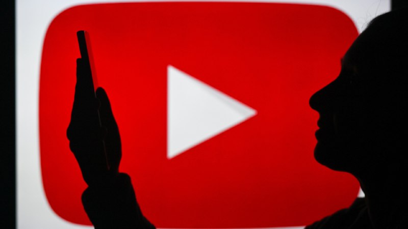 🎶 YouTube 向唱片公司支付一次性费用以训练 AI 音乐工具，引发争议YouTube 正在与包括索尼、华纳和环球在内的主要唱片公司进行谈判，以获得其 AI 音乐工具的许可协议