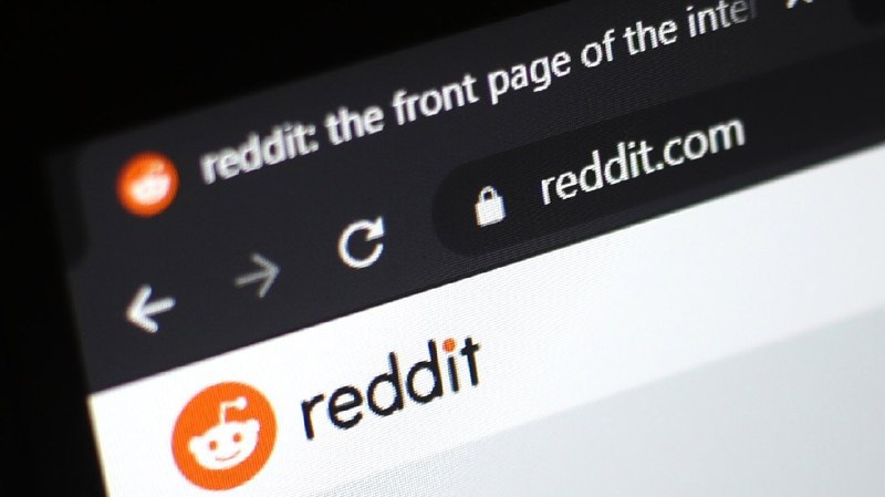 🤖 Reddit 更新协议，试图阻止 AI 公司抓取数据为了阻止机器人和网络爬虫窃取其网站的数据和内容，Reddit 正在更新其 Robots Exclusion Protocol（robots.txt 文件）