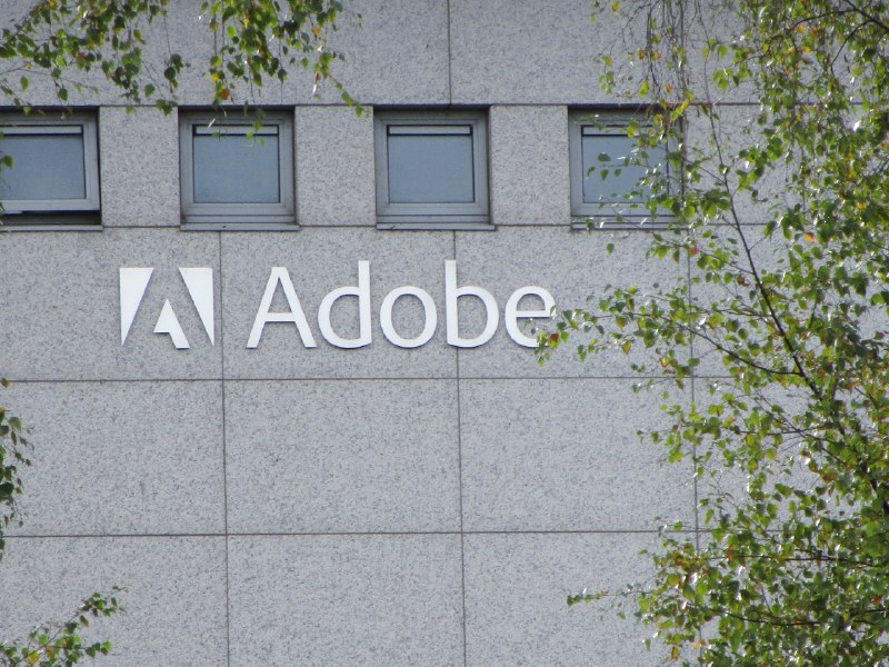 📈 Adobe 凭借 AI 乐观情绪股价飙升，上调营收预期Adobe 的股价在盘前交易中飙升 14%，此前该公司将年度营收预期上调至 214.5 亿美元，这得益于其 AI 驱动的编辑工具的强劲采用