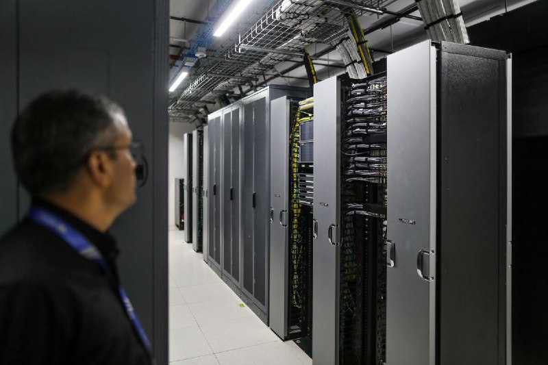 📉 HPE 尽管 AI 服务器收入强劲增长，但利润率令人失望惠普企业公司 (HPE) 宣布其 AI 服务器业务的盈利能力低于预期，第三财季调整后毛利率为 31.8%，低于去年同期水平，也低于分析师预期的 33.4%
