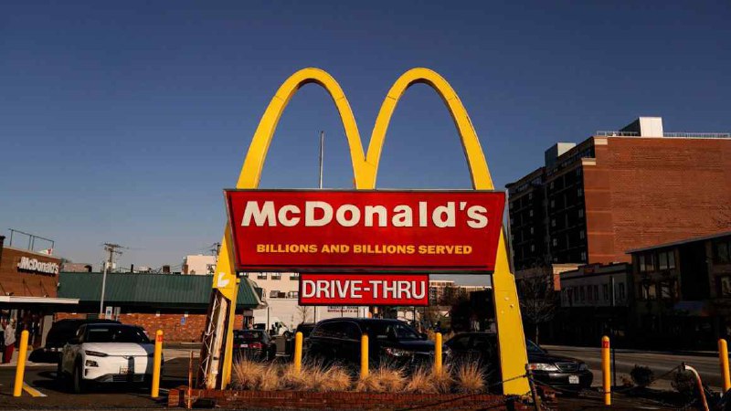 🍔 麦当劳美国销售额大幅下滑，受特朗普关税政策影响麦当劳公布财报显示，受特朗普关税政策引发的消费者信心下降影响，截至3月份的季度，美国同店销售额同比下降3.6%，为2020年疫情高峰以来最大降幅，远超分析师预期的1.4%降幅