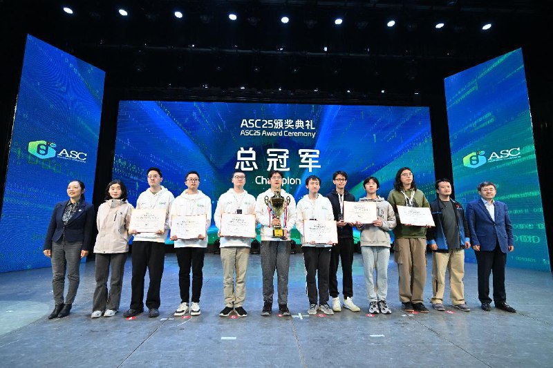 ASC25世界大学生超算竞赛：上海交通大学、北京大学分获冠亚军本次决赛要求各参赛队伍在4000瓦功耗约束下设计安装小型超算集群，运行优化国际通行基准测试HPL和HPCG、AlphaFold3推理优化、RNA甲基化修饰位点检测、DeepSeek推理优化、宇宙中微子探测模拟等前沿科学与工程应用，并参加英文答辩