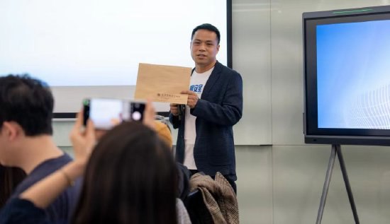 百度公开“开盒事件”调查过程 任何职工无权查看用户数据沟通会现场，陈洋详细披露了事件调查结果：事件发生以来，百度对当事人“历史数据申请记录”、“权限记录”、“数据查询”等多项权限和操作日志进行调查与审计，确认其没有百度用户个人身份信息的数据权限，也未登录任何百度数据库与服务器