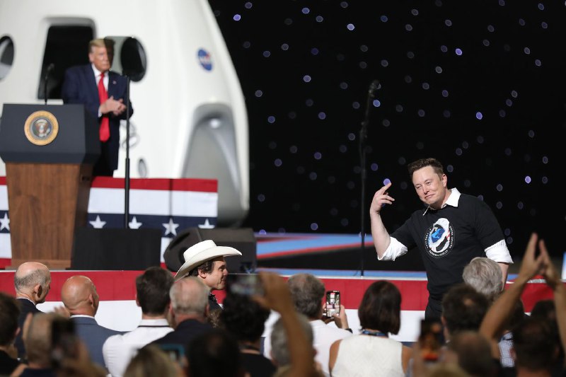 🤖马斯克的政治转变：从冷落拜登到支持特朗普埃隆·马斯克的政治演变经历了急剧转变，从民主党人转变为唐纳德·特朗普的支持者