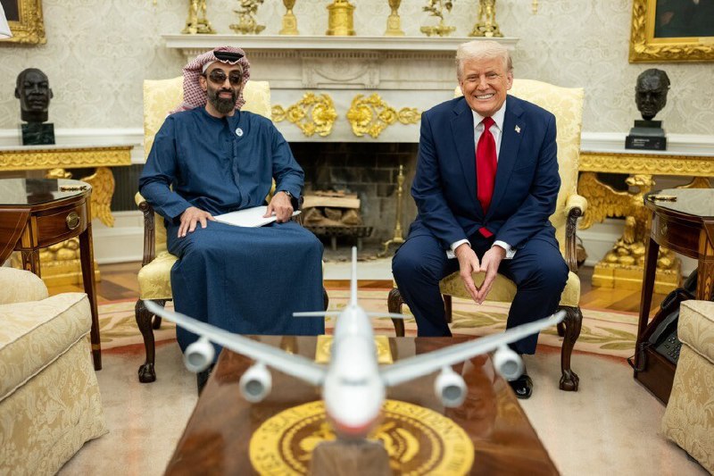 🤝特朗普在白宫会见阿联酋国家安全顾问美国前总统唐纳德·J·特朗普在白宫欢迎阿联酋国家安全顾问谢赫·塔赫农·本·扎耶德·阿勒纳哈扬，并举行了会议和晚宴
