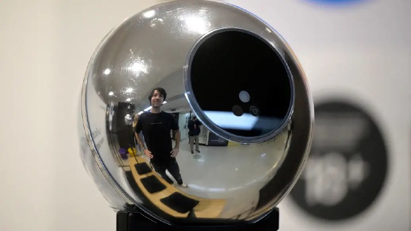 验证你是否是人类：奥特曼新公司在全美正式推出眼球扫描技术Orb设备该公司在周三晚些时候的一场活动中表示，从本周开始，美国六个城市（包括旧金山、洛杉矶和亚特兰大）的民众将能够在Tools for Humanity公司的World项目运营的特定地点以及某些合作伙伴处，使用球形的Orb设备扫描他们的眼球