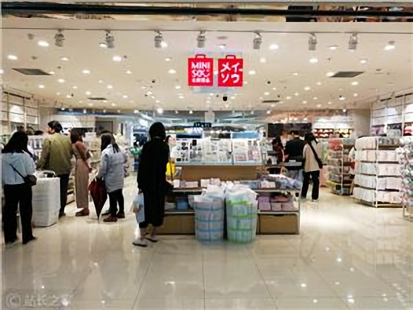 名创优品成立AI创新部：聚焦智能体研发与全球选址算法优化据新浪科技报道，名创优品近日正式宣布成立AI创新部，标志着这家全球零售巨头在智能化转型道路上迈出实质性步伐