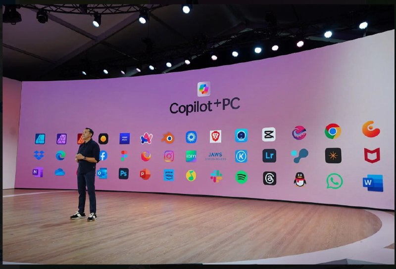 或将推出 WindowsQQ on Arm 架构版本?微软在今日举行了一场特别活动，向世界介绍了一个专为AI 体验而设计的全新Windows PC 品类，并提到Windows 率先与高通公司合作，微软现在提供了大量 Arm64 原生应用程序体验，数量之多前所未有，其中包括我们快速跟进推出的Microsoft 365 应用程序以及爱奇艺、哔哩哔哩、Foxit PDF Editor 专业版、酷狗音乐、QQ、QQ 音乐和网易有道翻译等，应该就代表着 Arm 版的WindowsQQ 将很快就会到来了