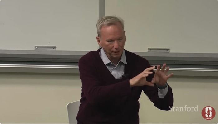 🤖谷歌AI落后：前CEO将责任归咎于远程办公埃里克·施密特，谷歌前CEO，声称他以前的公司正在输掉人工智能竞赛，原因是其远程办公政策