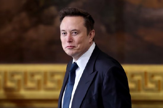 美法官应马斯克请求 驳回其在OpenAI案中的欺诈指控一名美国法官驳回了埃隆·马斯克在诉讼中针对OpenAI及其联合创始人山姆·奥特曼背离OpenAI最初使命的欺诈指控，但计划就马斯克提出的违反慈善信托和不当得利指控继续进行庭审