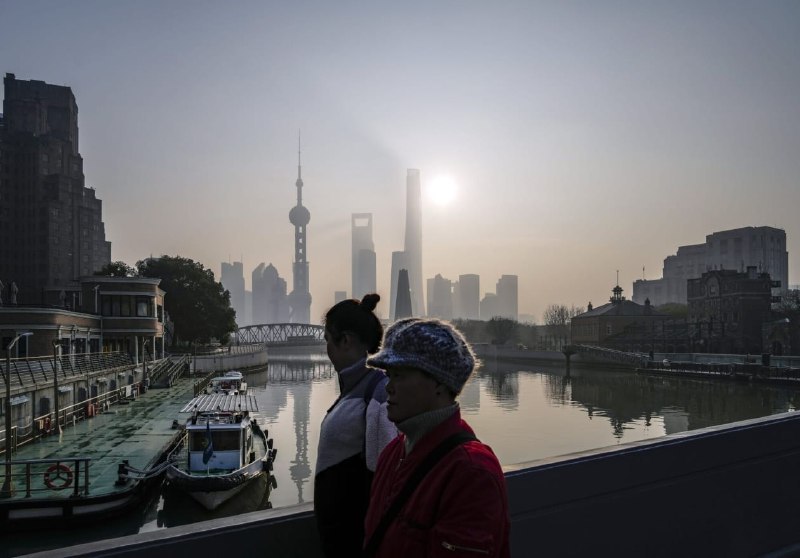 🇨🇳 中国金融业整顿：大规模调查、降薪及政治忠诚优先中国金融业正经历重大变革，自2022年以来，超过500名金融从业人员被调查，仅去年就有至少85名来自中央政府机构的人员被查