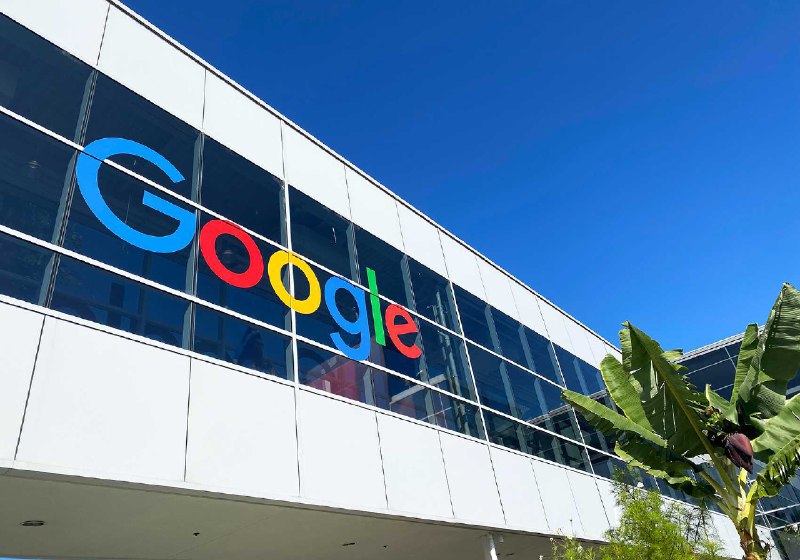 📉 谷歌前CEO施密特因“员工不够卷”言论道歉，揭示公司面临的挑战谷歌前CEO埃里克·施密特近日在斯坦福大学的一次讲座中批评了谷歌的远程办公政策，认为这导致公司在人工智能竞争中输给OpenAI等创业公司