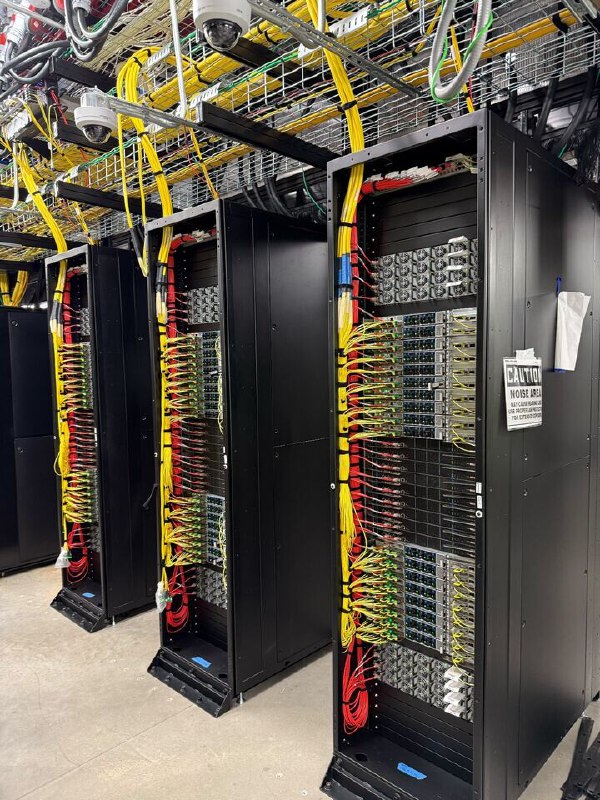 OpenAI 和 Oracle 承诺为 Stargate Network 扩展 4.5 GW 数据中心OpenAI 和 Oracle 今天宣布了一项具有约束力的协议，为Stargate 网络增加 4.5 千兆瓦的高功率密度数据中心容量，使该项目突破 5 千兆瓦的里程碑，并使其能够容纳超过 200 万组 AI 芯片