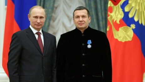 🇷🇺 俄罗斯媒体人干预言论引发中亚与亚美尼亚外交风波俄罗斯知名评论员弗拉基米尔·索洛维约夫（Vladimir Solovyov）近日在节目中宣称，俄罗斯的优先事项应是亚美尼亚和中亚等“利益范围”地区，并主张在必要时发动战略军事行动，甚至表示可以无视国际法