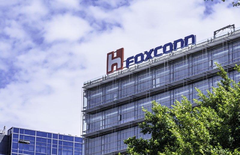 富士康开发出台湾首个推理大模型FoxBrain鸿海称，英伟达通过其台湾超级计算机和技术咨询为鸿海提供了支持，使得大模型训练得以成功完成