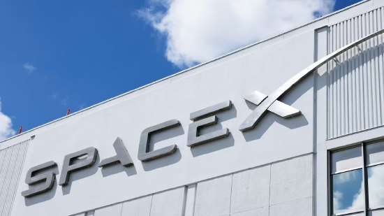SpaceX去年因AI投入亏损近50亿美元 营收超185亿美元两名知情人士透露，SpaceX 去年亏损近 50 亿美元，同期营收超过 185 亿美元