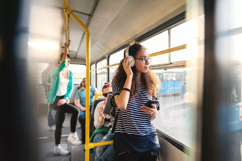 “专家共识”引争议：青少年手机使用真的有害吗？该研究由美国纽约大学等机构的学者牵头，旨在回应公众对社交媒体影响的激烈辩论