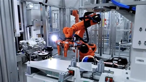 理想汽车：理想碳化硅电驱工厂早就接入DeepSeek了据理想汽车官方文化账号“有个理想”介绍，理想汽车在工厂的质检环节，搭载DeepSeek-VL视觉大模型的“硅基质检员”已经上岗