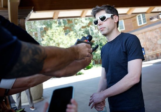 Meta又从OpenAI挖来两名顶级研究人员据报道，马克·扎克伯格领导的Meta又从OpenAI挖来了两名顶级研究人员——Jason Wei和Hyung Won Chung，为其雄心勃勃的新超级智能实验室工作