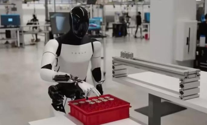 马斯克：人形机器人Optimus V3交互升级 将引入Grok语音助手特斯拉CEO埃隆·马斯克近日宣布，人形机器人Optimus V3已成功整合xAI的Grok语音助手功能