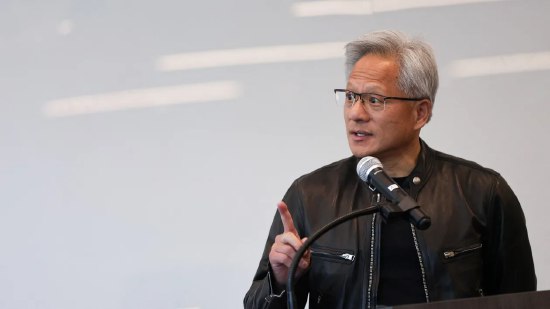 英伟达超越微软 自1月以来重夺全球市值最高公司头衔自去年 6 月以来，英伟达与苹果和微软一直在市值排名榜首交替领先