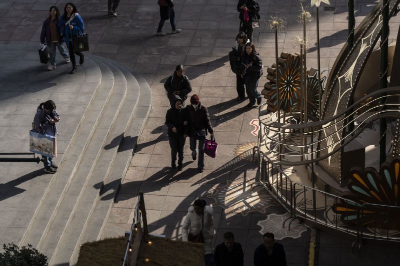 🇨🇳 中国金融业整顿：大规模调查、降薪及政治忠诚优先中国金融业正经历重大变革，自2022年以来，超过500名金融从业人员被调查，仅去年就有至少85名来自中央政府机构的人员被查