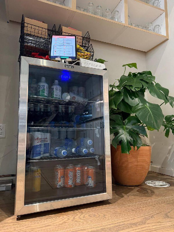 Anthropic实测AI管店亏损，称未来仍可胜任管理岗Anthropic让AI Claude独立运营办公室小卖部，包括定价、补货和客户沟通等