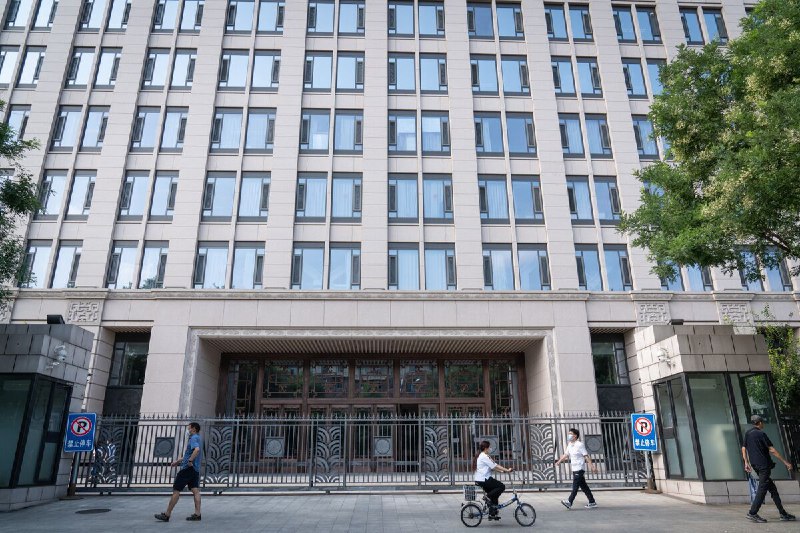 🤖 中国AI监管机构：平衡发展与安全中国的国家互联网信息办公室（CAC），这个强大的互联网监管机构，正面临着在促进经济增长和确保国家安全之间取得平衡的难题