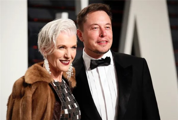 马斯克母亲发帖演示Grok视频生成功能近日，马斯克母亲梅耶-马斯克发帖演示支持马斯克的Grok视频生成功能